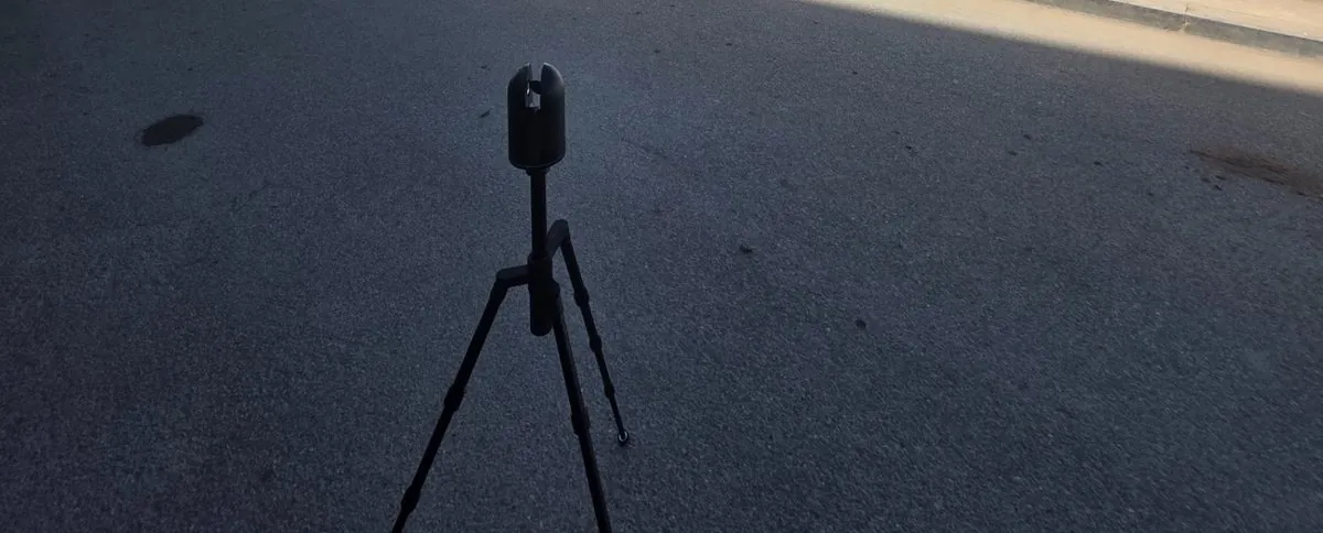 Scanner laser en station sur la chaussée, lors d'un relevé de rue
